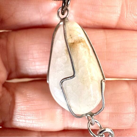 Milky Quartz OM pendant necklace - Picture 6 of 9